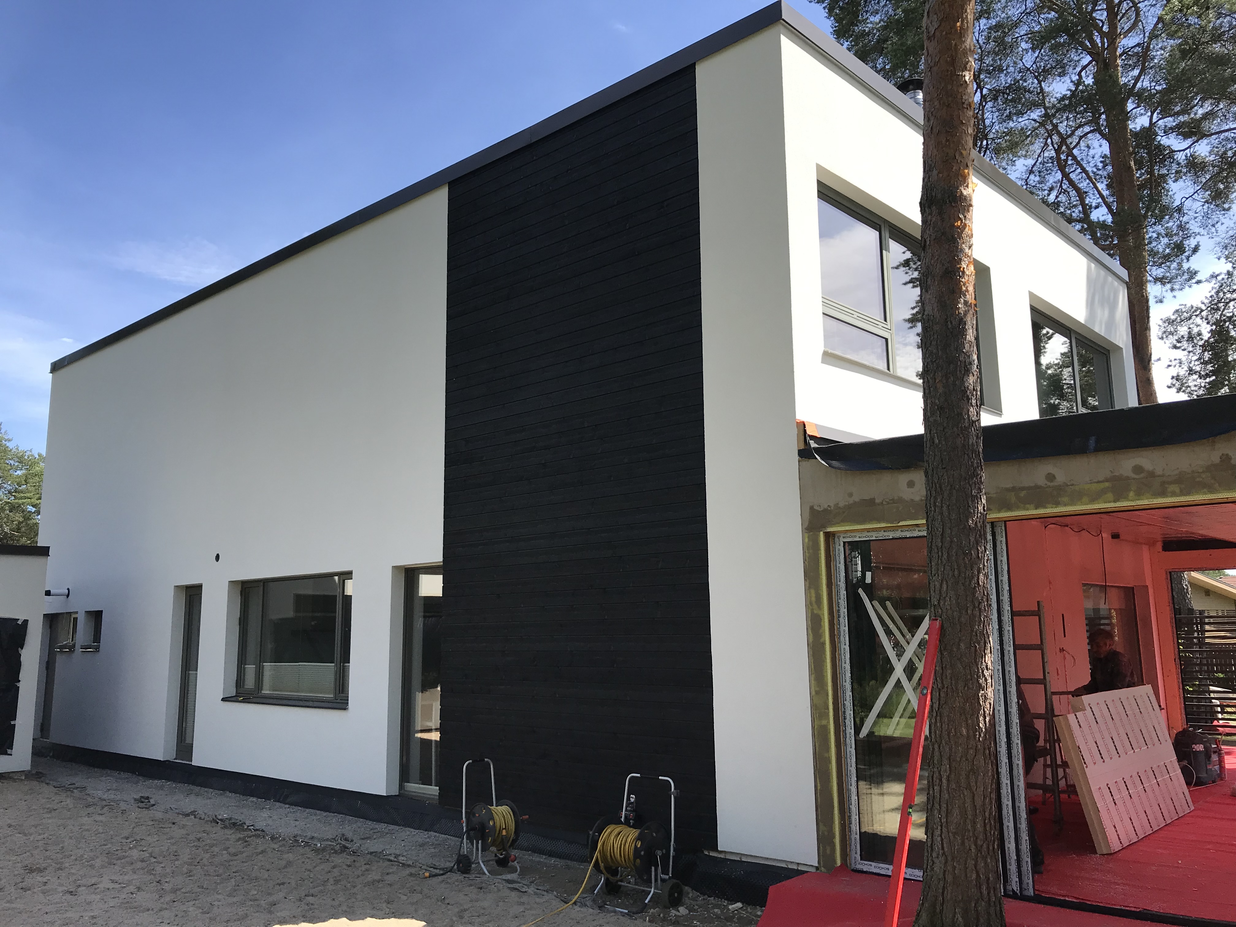 Fassaadi Soojustamine ja viimistlemine Saku maja tagant